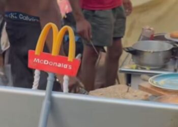 Los migrantes asentados en la playa del Trampolín crean su propio «McDonald’s» en un poblado improvisado Los migrantes asentados en la playa del Trampolín crean su propio «McDonald’s» en un poblado improvisado