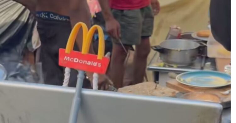 Los migrantes asentados en la playa del Trampolín crean su propio «McDonald’s» en un poblado improvisado Los migrantes asentados en la playa del Trampolín crean su propio «McDonald’s» en un poblado improvisado