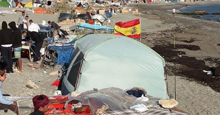 Menores migrantes en Ceuta reclaman su traslado a la península durante una concentración en la playa del Trampolín Menores migrantes en Ceuta reclaman su traslado a la península durante una concentración en la playa del Trampolín