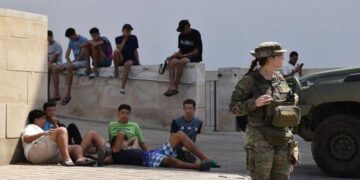 El Gobierno habilita 500 plazas en la Península para acelerar los traslados de menores desde Ceuta