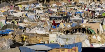 Noche de tensión en Ceuta: Batalla campal a pedradas y neumáticos en las naves del Tarajal y El Trampolín