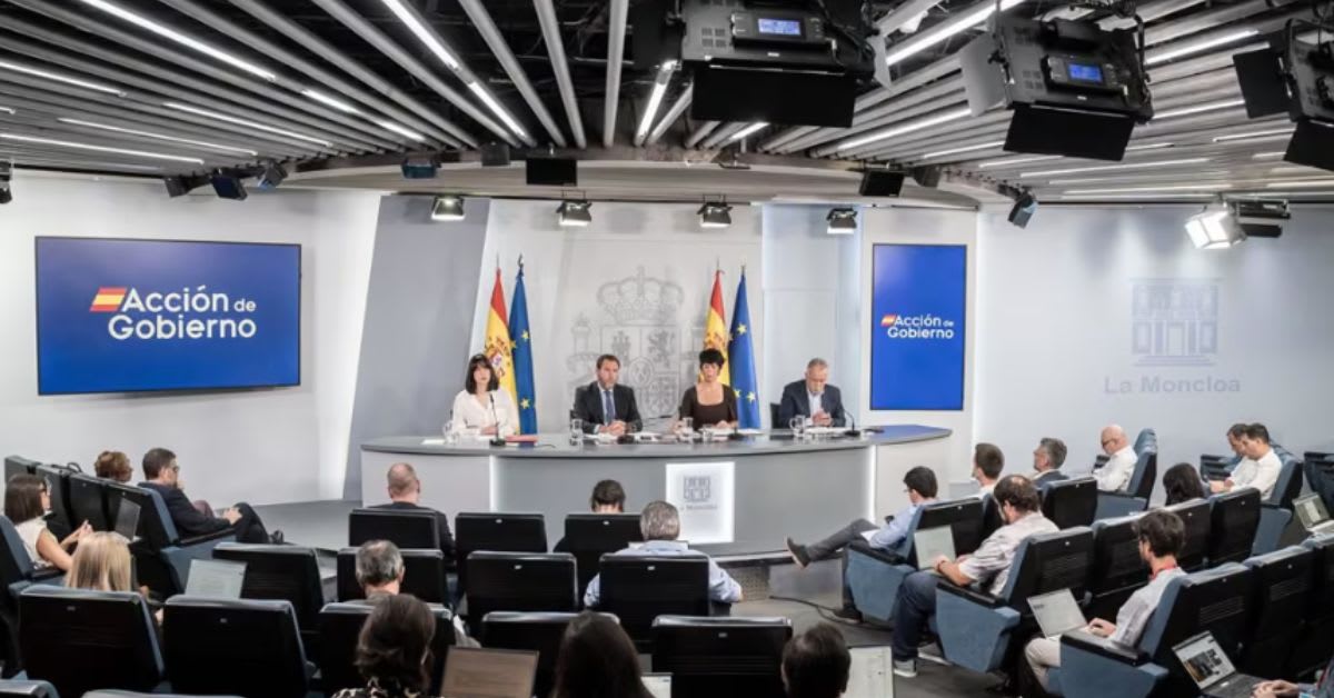 Las tiranteces entre PSOE y Sumar por el decreto de vivienda retrasan una hora el inicio del Consejo de Ministros Las tiranteces entre PSOE y Sumar por el decreto de vivienda retrasan una hora el inicio del Consejo de Ministros