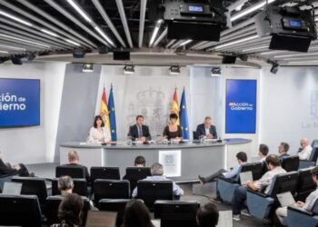 Las tiranteces entre PSOE y Sumar por el decreto de vivienda retrasan una hora el inicio del Consejo de Ministros Las tiranteces entre PSOE y Sumar por el decreto de vivienda retrasan una hora el inicio del Consejo de Ministros