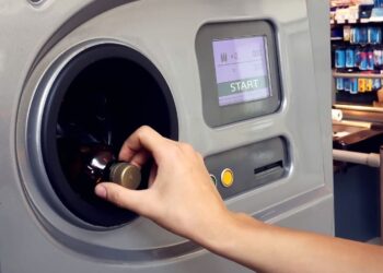 España implantará un sistema de devolución de envases con un depósito de diez céntimos a partir de noviembre de 2026 España implantará un sistema de devolución de envases con un depósito de diez céntimos a partir de noviembre de 2026