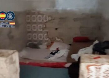 Llama a la Policía por violencia de género y acaba detenida al descubrirse un ‘piso patera’ con 14 migrantes hacinados en Ceuta Llama a la Policía por violencia de género y acaba detenida al descubrirse un ‘piso patera’ con 14 migrantes hacinados en Ceuta