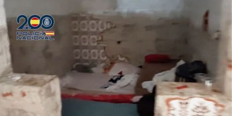 Llama a la Policía por violencia de género y acaba detenida al descubrirse un 'piso patera' con 14 migrantes hacinados en Ceuta
