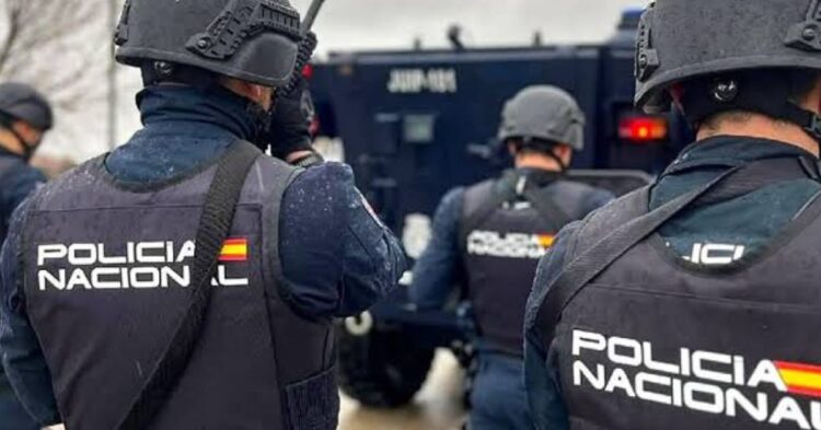 Cargas policiales en el puerto de Ceuta para contener una avalancha de migrantes Cargas policiales en el puerto de Ceuta para contener una avalancha de migrantes