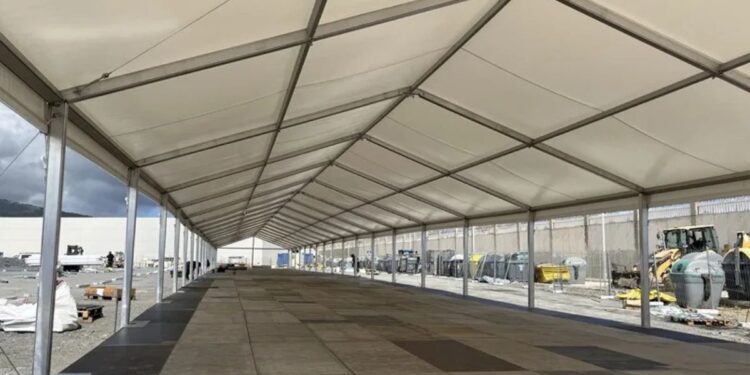 El Gobierno agiliza las infraestructuras en el puerto de Ceuta para dar cobijo a más de 1.000 migrantes