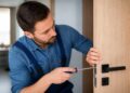 Revisar puertas y cerraduras en casa: cómo mejorar seguridad y cortar corrientes de aire Revisar puertas y cerraduras en casa: cómo mejorar seguridad y cortar corrientes de aire