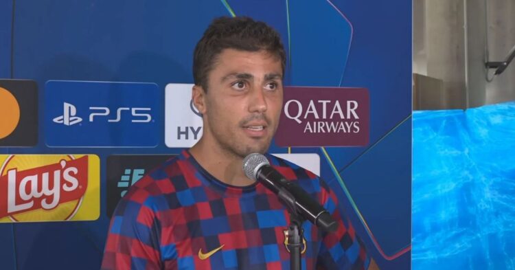 Rodri Hernández pide disculpas al Valencia por sus palabras en el banquillo de Mestalla: «Fue una expresión de sorpresa, no quise burlarme»