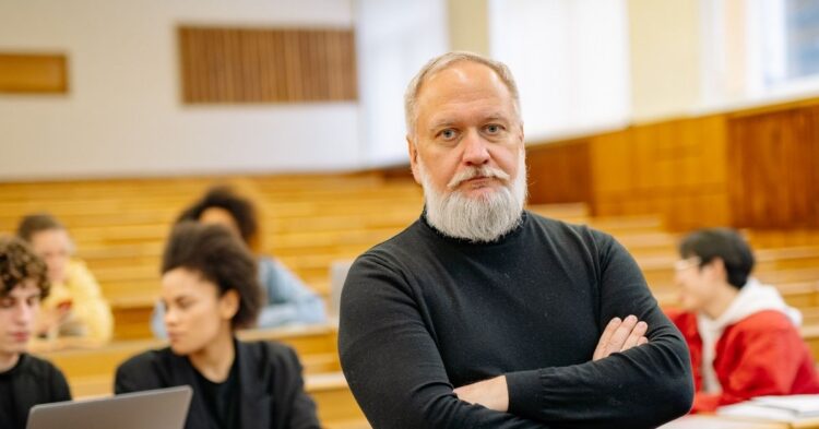 Sánchez anuncia un nuevo golpe de requisitos para las universidades: más presencialidad y la mitad de profesores doctores Sánchez anuncia un nuevo golpe de requisitos para las universidades: más presencialidad y la mitad de profesores doctores