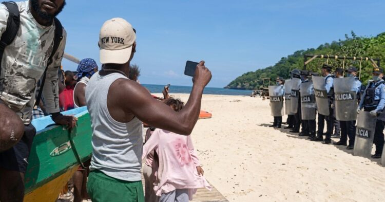 ‘Supervivientes All Stars 3’ traslada a sus concursantes a Laguna Cacao tras las protestas garífunas en Cayos Cochinos ‘Supervivientes All Stars 3’ traslada a sus concursantes a Laguna Cacao tras las protestas garífunas en Cayos Cochinos