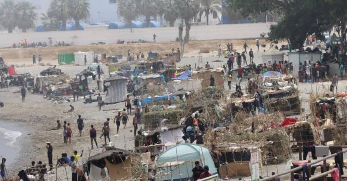 Fallece un migrante tras desplomarse junto a la playa de El Trampolín en Ceuta Fallece un migrante tras desplomarse junto a la playa de El Trampolín en Ceuta