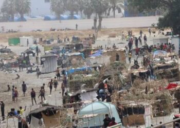 Fallece un migrante tras desplomarse junto a la playa de El Trampolín en Ceuta Fallece un migrante tras desplomarse junto a la playa de El Trampolín en Ceuta