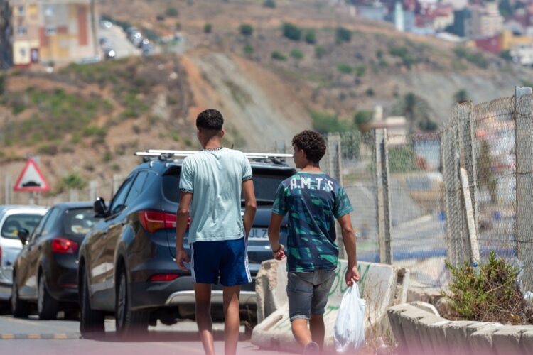 El traslado de cerca de 500 menores migrantes desde Ceuta sigue bloqueado por el desacuerdo entre el Gobierno y el PP El traslado de cerca de 500 menores migrantes desde Ceuta sigue bloqueado por el desacuerdo entre el Gobierno y el PP