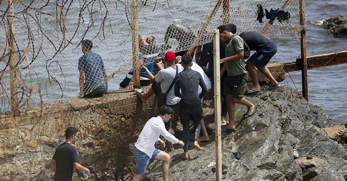 La Guardia Civil frena una decena de intentos de asalto a la valla de Ceuta La Guardia Civil frena una decena de intentos de asalto a la valla de Ceuta