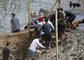 La Guardia Civil frena una decena de intentos de asalto a la valla de Ceuta La Guardia Civil frena una decena de intentos de asalto a la valla de Ceuta