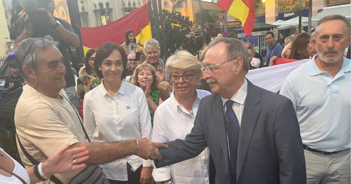 Juan Vivas arropa a los vecinos en la Plaza de los Reyes y responsabiliza a Marruecos de las muertes en la frontera