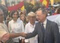 Juan Vivas arropa a los vecinos en la Plaza de los Reyes y responsabiliza a Marruecos de las muertes en la frontera