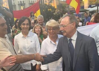 Juan Vivas arropa a los vecinos en la Plaza de los Reyes y responsabiliza a Marruecos de las muertes en la frontera