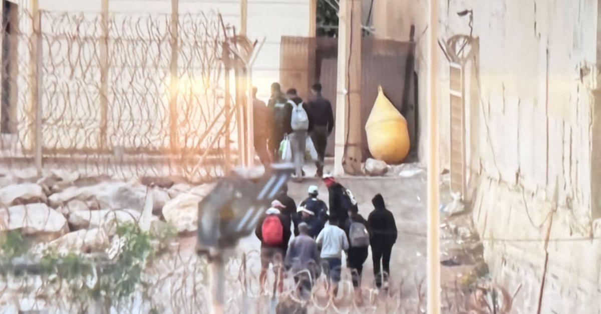 Decenas de migrantes de la playa de Benítez eligen el regreso voluntario a Marruecos tras iniciarse su desalojo Decenas de migrantes de la playa de Benítez eligen el regreso voluntario a Marruecos tras iniciarse su desalojo