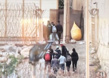 Decenas de migrantes de la playa de Benítez eligen el regreso voluntario a Marruecos tras iniciarse su desalojo
