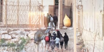Decenas de migrantes de la playa de Benítez eligen el regreso voluntario a Marruecos tras iniciarse su desalojo Decenas de migrantes de la playa de Benítez eligen el regreso voluntario a Marruecos tras iniciarse su desalojo