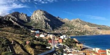 La policía frena un intento de entrada de 150 inmigrantes en la frontera de Benzú, Ceuta