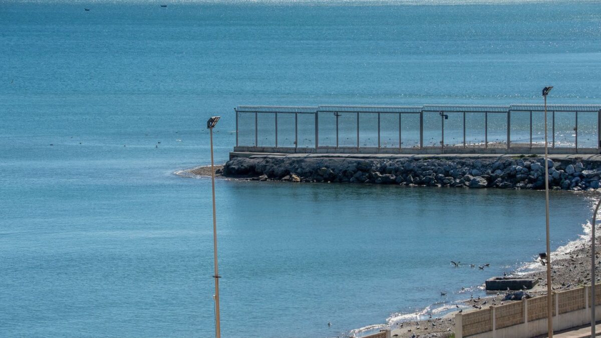 Interior inicia los trámites para alargar el espigón del Tarajal Interior inicia los trámites para alargar el espigón del Tarajal