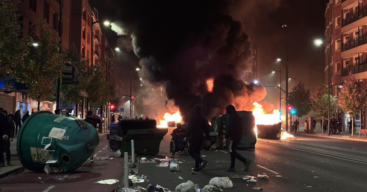Disturbios y quema de vehículos en Bilbao en una jornada de violencia callejera que se salda con 16 detenidos Disturbios y quema de vehículos en Bilbao en una jornada de violencia callejera que se salda con 16 detenidos