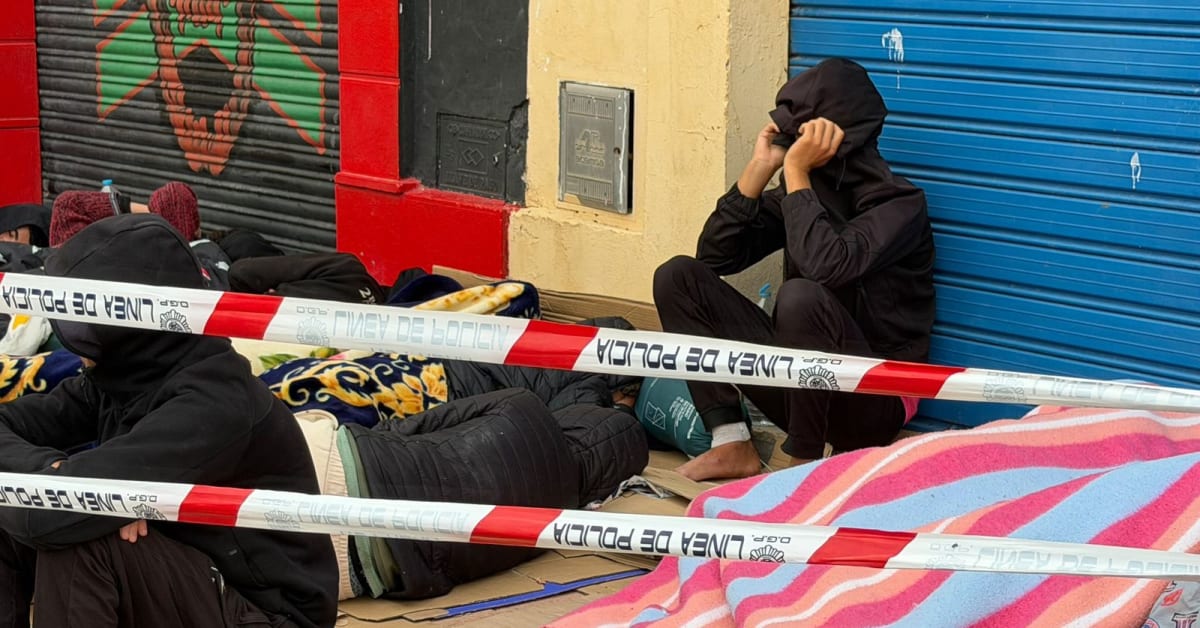 A la intemperie y junto a comisaría: 50 jóvenes migrantes aguardan en la Plaza Vieja su traslado a centros de acogida A la intemperie y junto a comisaría: 50 jóvenes migrantes aguardan en la Plaza Vieja su traslado a centros de acogida
