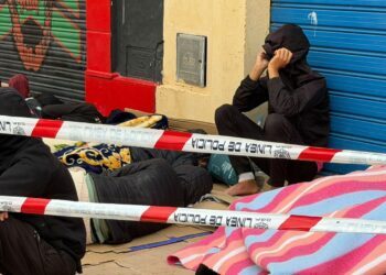 A la intemperie y junto a comisaría: 50 jóvenes migrantes aguardan en la Plaza Vieja su traslado a centros de acogida