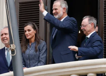 La llegada de los Reyes a Ceuta, en imágenes: así ha sido el baño de masas de Felipe VI y Letizia en la Gran Vía