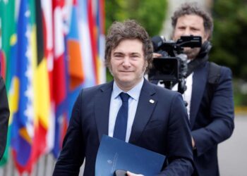 Milei arremete en Madrid contra Pedro Sánchez, a quien tilda de «impresentable dictador», y pide «sacar a patadas a los socialistas» Milei arremete en Madrid contra Pedro Sánchez, a quien tilda de «impresentable dictador», y pide «sacar a patadas a los socialistas»