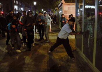 El Gobierno condena los disturbios en Barcelona y sugiere que el «caos» beneficia a la extrema derecha
