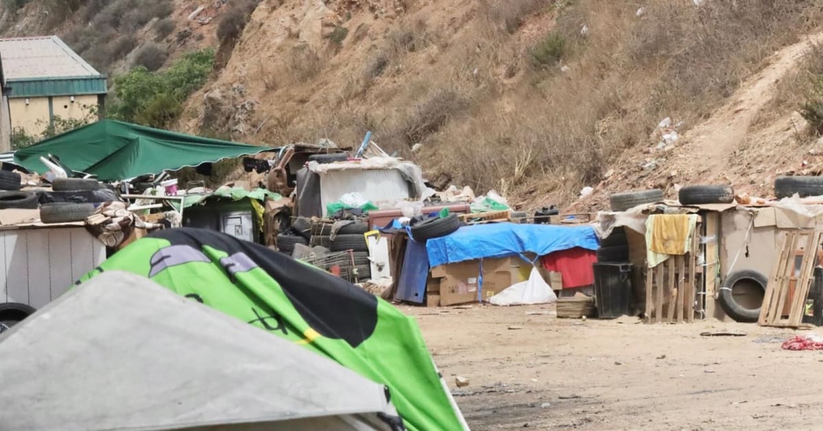 Tensión y altercados en el asentamiento de inmigrantes de las naves del Tarajal ante la urgencia de su desalojo Tensión y altercados en el asentamiento de inmigrantes de las naves del Tarajal ante la urgencia de su desalojo