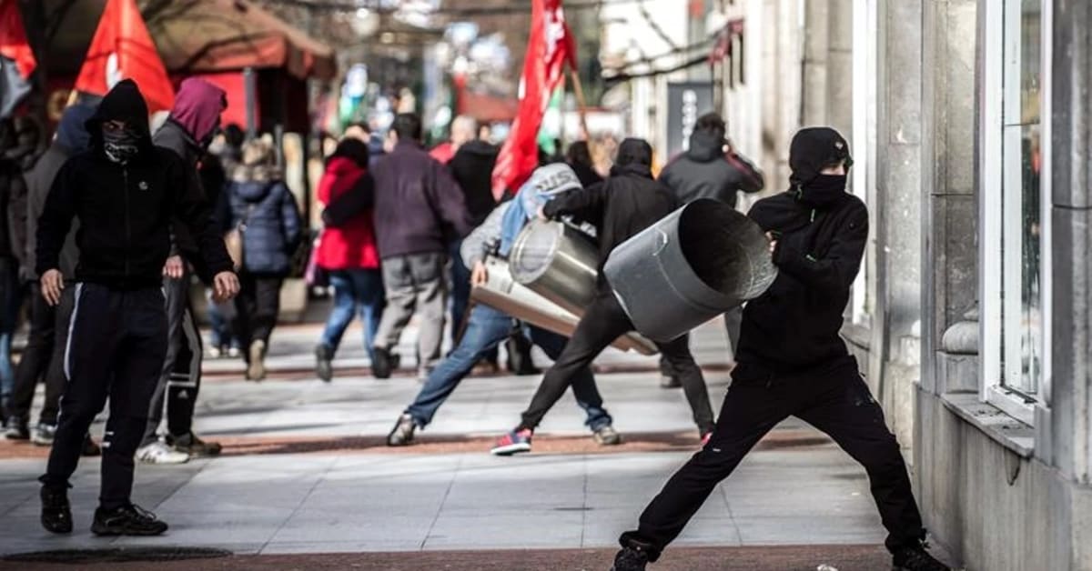 La Ertzaintza investiga a las organizaciones radicales Jardun y GKS por los altercados de ‘kale borroka’ y su defensa del retorno de ETA La Ertzaintza investiga a las organizaciones radicales Jardun y GKS por los altercados de ‘kale borroka’ y su defensa del retorno de ETA