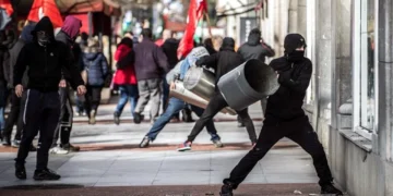 La Ertzaintza investiga a las organizaciones radicales Jardun y GKS por los altercados de ‘kale borroka’ y su defensa del retorno de ETA La Ertzaintza investiga a las organizaciones radicales Jardun y GKS por los altercados de ‘kale borroka’ y su defensa del retorno de ETA