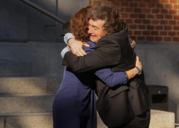 Javier Milei agita la precampaña española con duros insultos a Pedro Sánchez y un cálido abrazo con Isabel Díaz Ayuso