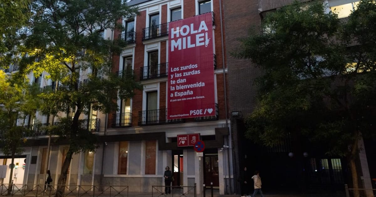 El PSOE mete a Milei en campaña y despliega una lona en Ferraz: «Los zurdos te dan la bienvenida a España» El PSOE mete a Milei en campaña y despliega una lona en Ferraz: «Los zurdos te dan la bienvenida a España»