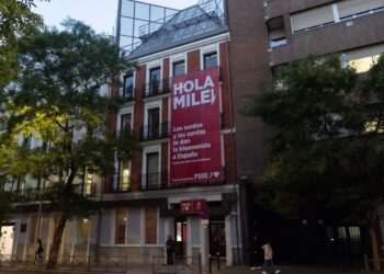 El PSOE mete a Milei en campaña y despliega una lona en Ferraz: «Los zurdos te dan la bienvenida a España»