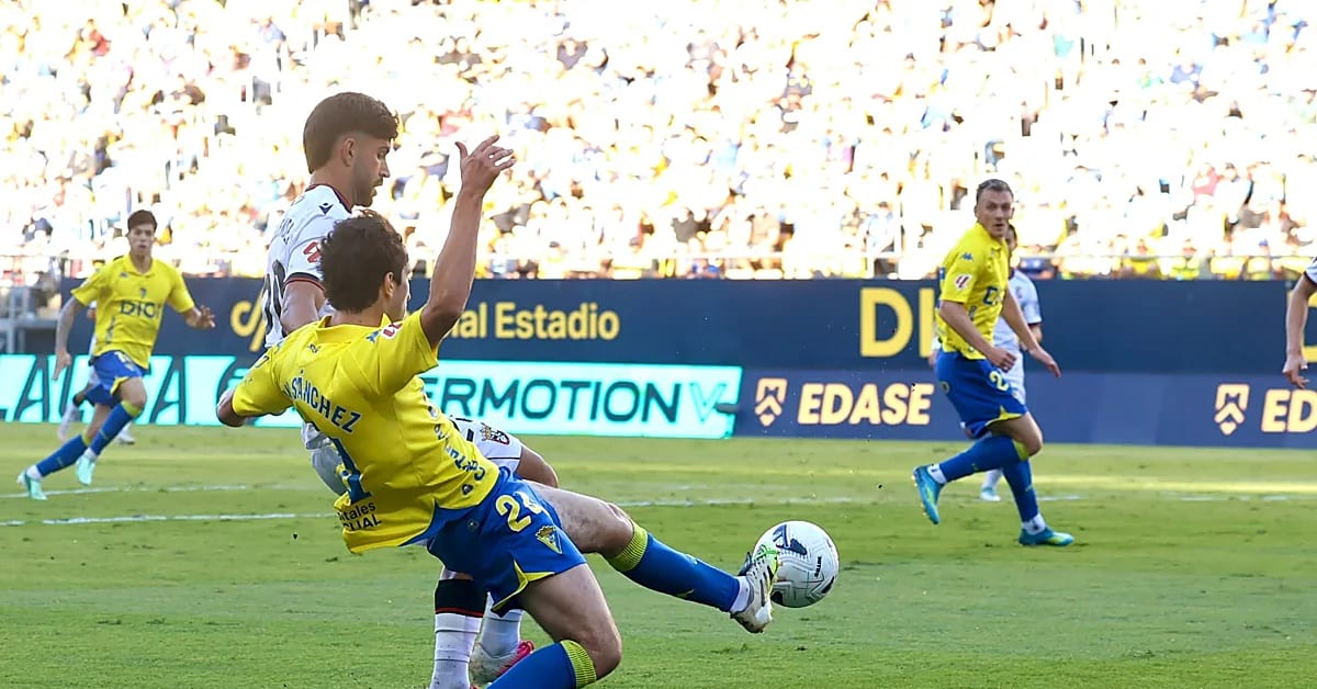 El Ceuta se desinfla tras el descanso y cede los tres puntos en Cádiz (3-1) El Ceuta se desinfla tras el descanso y cede los tres puntos en Cádiz (3-1)