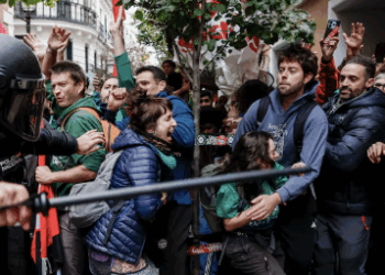 Suspendida la visita de la consejera de Educación de Madrid a un centro de FP en Vallecas por motivos de seguridad ante las protestas Suspendida la visita de la consejera de Educación de Madrid a un centro de FP en Vallecas por motivos de seguridad ante las protestas