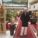 Carlos Pavón en el vestíbulo de un hotel