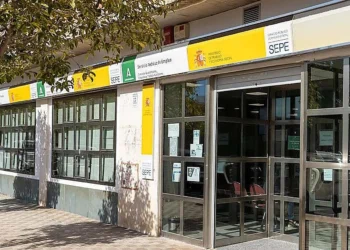 Andalucía lidera la pobreza laboral en España con un 17,65%, una tasa que roza el 21% tras pagar la vivienda Andalucía lidera la pobreza laboral en España con un 17,65%, una tasa que roza el 21% tras pagar la vivienda