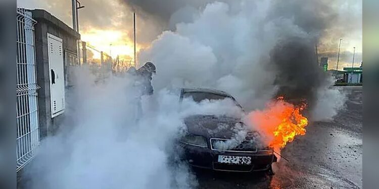 Vandalismo en Ceuta: coches y contenedores arden en llamas