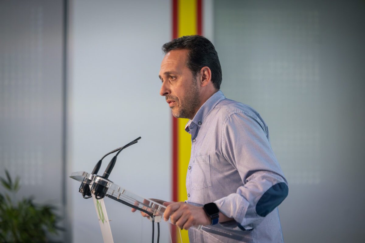 Juan Sergio Redondo en un atril de Vox