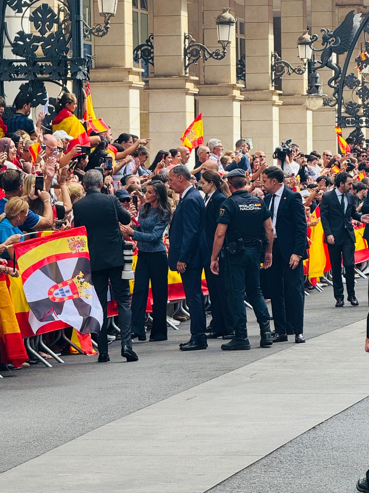 La llegada de los Reyes a Ceuta, en imágenes: así ha sido el baño de masas de Felipe VI y Letizia en la Gran Vía