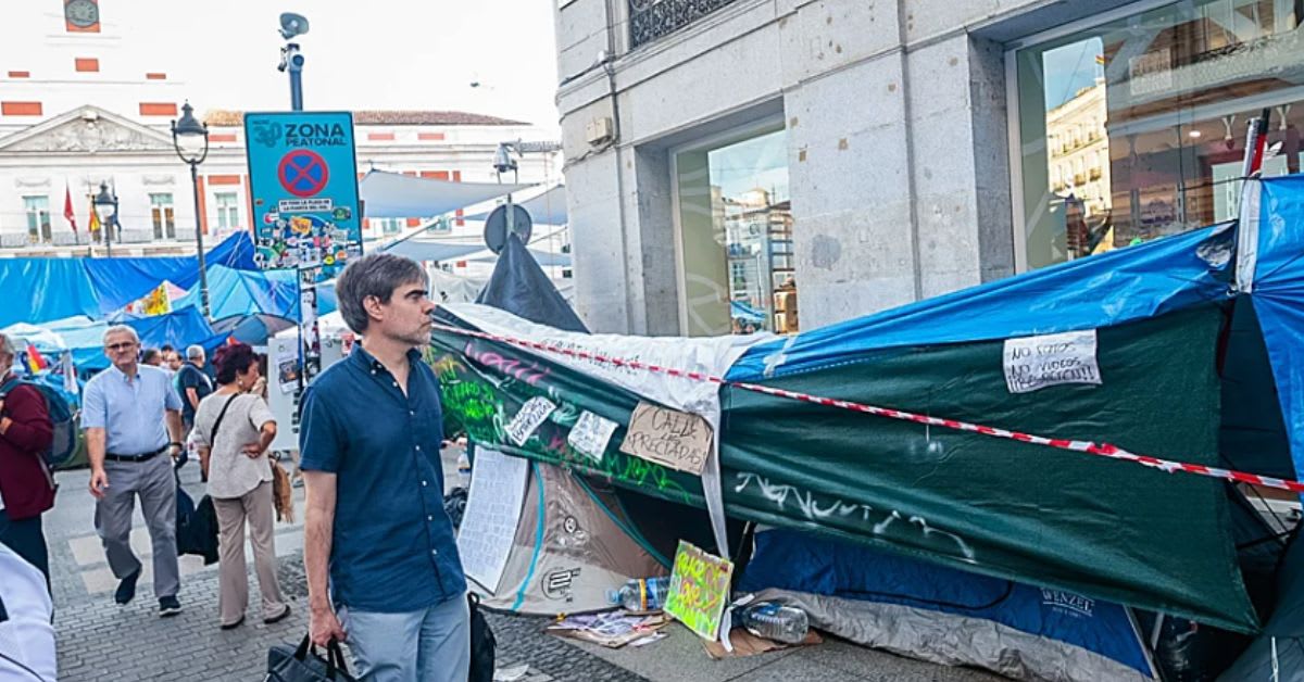 Pérdidas del 60 % de facturación y cierres anticipados: los comerciantes de la Puerta del Sol, al límite por la acampada Pérdidas del 60 % de facturación y cierres anticipados: los comerciantes de la Puerta del Sol, al límite por la acampada