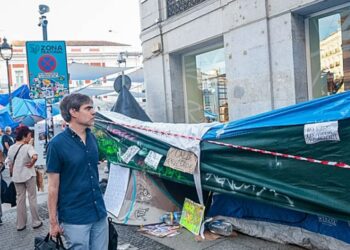 Pérdidas del 60 % de facturación y cierres anticipados: los comerciantes de la Puerta del Sol, al límite por la acampada Pérdidas del 60 % de facturación y cierres anticipados: los comerciantes de la Puerta del Sol, al límite por la acampada
